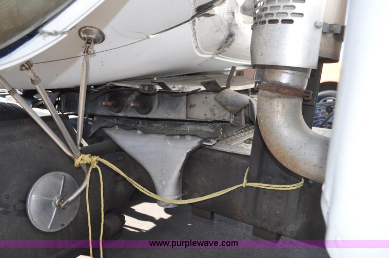 image for item C3319 2002 Freightliner Columbia CL120 semi truck