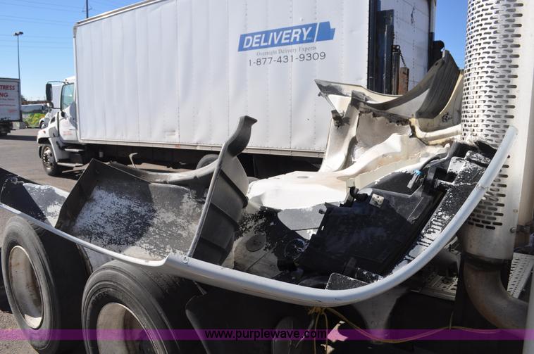 image for item C3319 2002 Freightliner Columbia CL120 semi truck