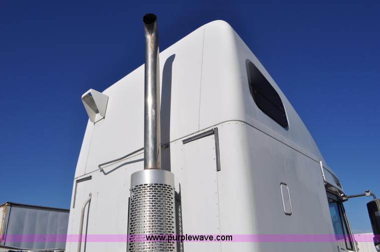 image for item C3319 2002 Freightliner Columbia CL120 semi truck