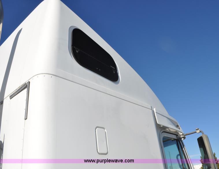 image for item C3319 2002 Freightliner Columbia CL120 semi truck