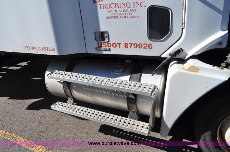 image for item C3319 2002 Freightliner Columbia CL120 semi truck