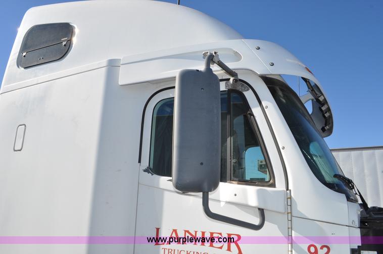 image for item C3319 2002 Freightliner Columbia CL120 semi truck