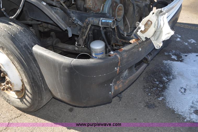 image for item C3319 2002 Freightliner Columbia CL120 semi truck