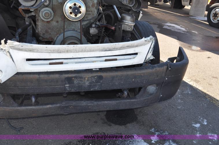 image for item C3319 2002 Freightliner Columbia CL120 semi truck