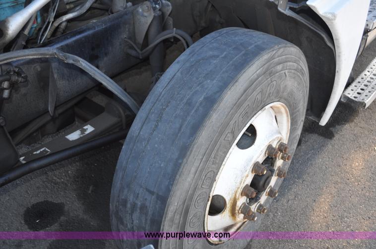 image for item C3319 2002 Freightliner Columbia CL120 semi truck