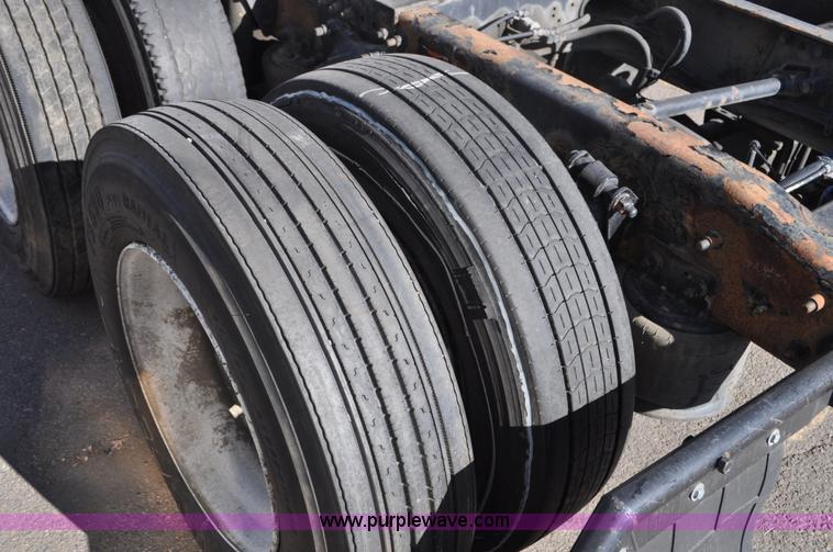 image for item C3319 2002 Freightliner Columbia CL120 semi truck