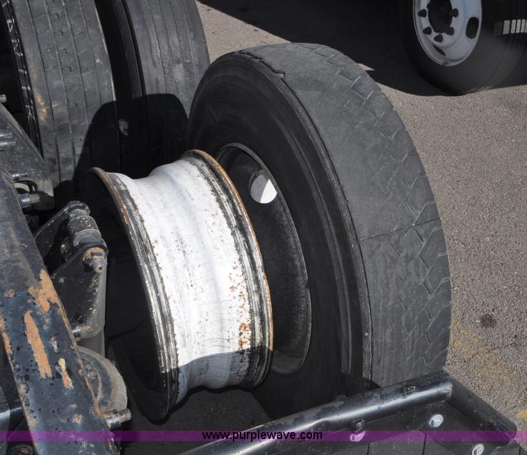 image for item C3319 2002 Freightliner Columbia CL120 semi truck