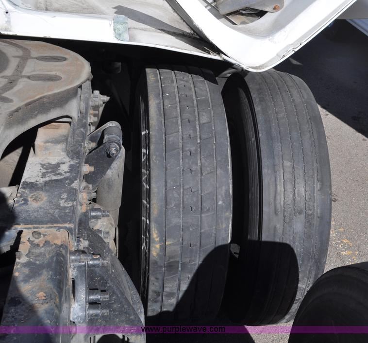 image for item C3319 2002 Freightliner Columbia CL120 semi truck