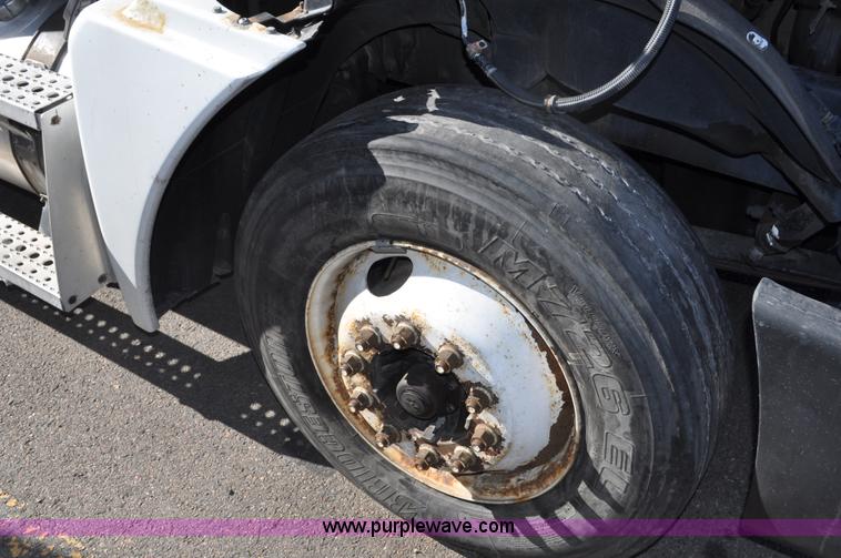 image for item C3319 2002 Freightliner Columbia CL120 semi truck