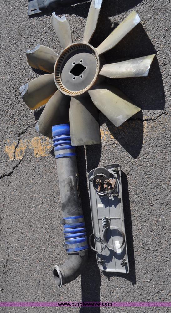 image for item C3319 2002 Freightliner Columbia CL120 semi truck