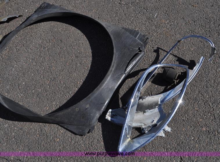 image for item C3319 2002 Freightliner Columbia CL120 semi truck