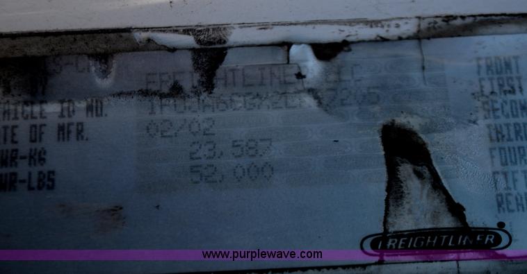 image for item C3319 2002 Freightliner Columbia CL120 semi truck