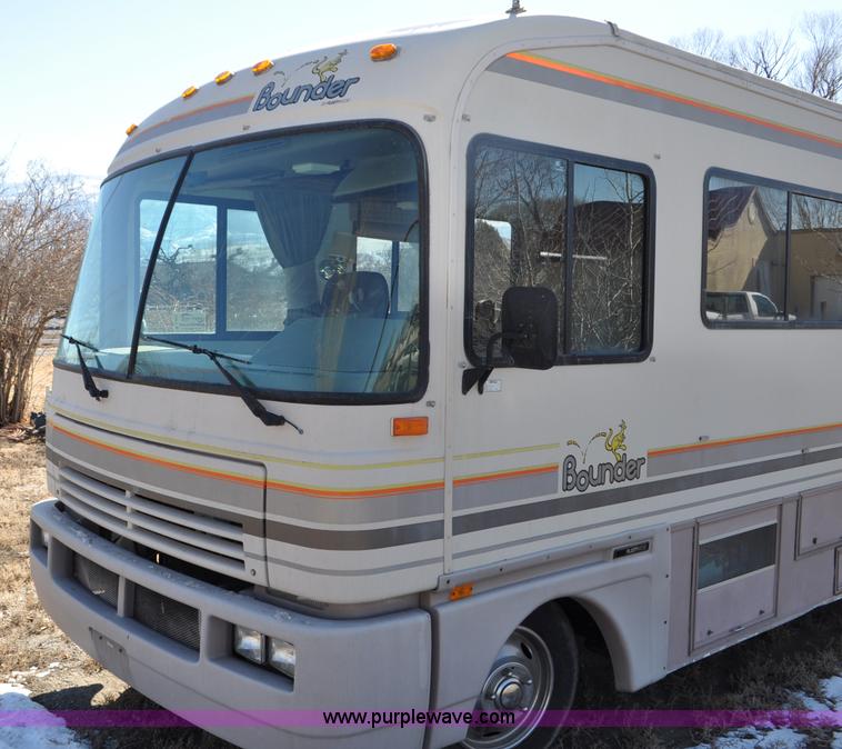 image for item C3413 1992 Fleetwood Bounder RV camper