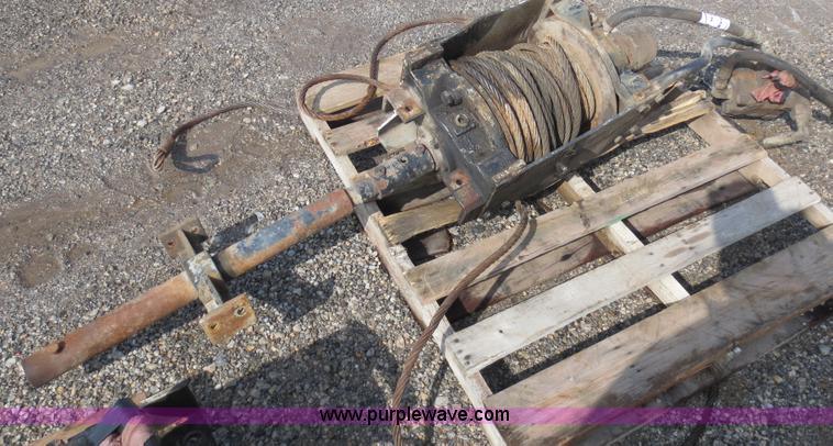 image for item D5772 Braden hydraulic winch
