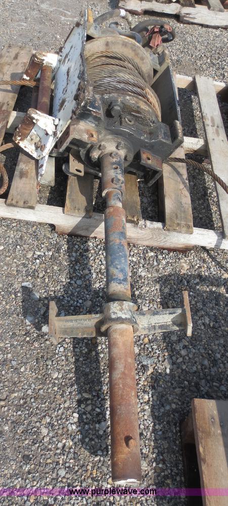 image for item D5772 Braden hydraulic winch