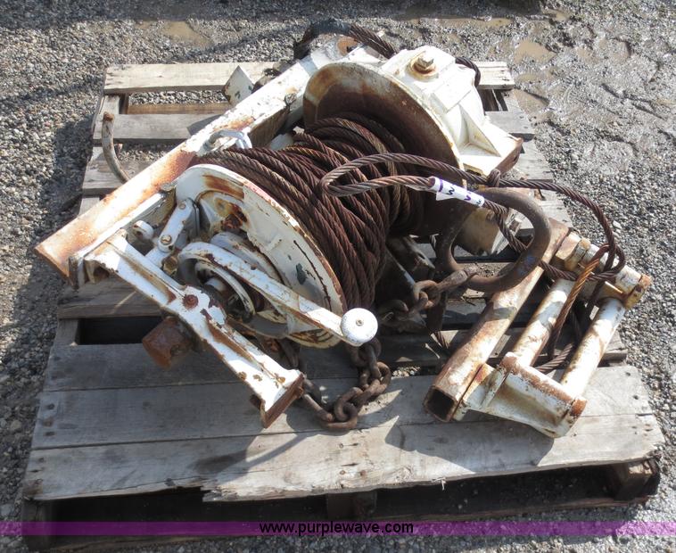 image for item D5773 Braden hydraulic winch