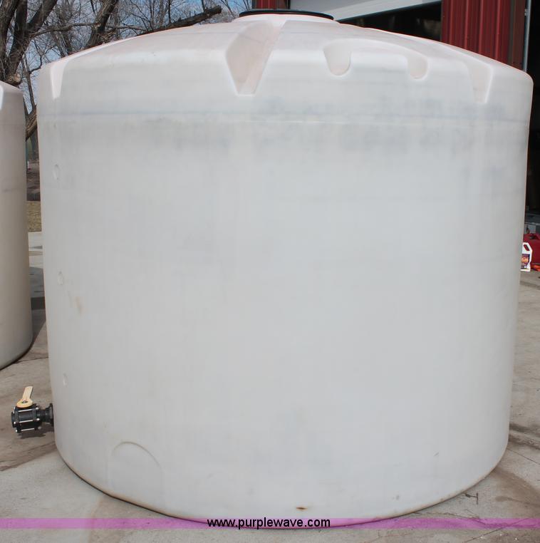 image for item E2856 2,000 gallon vertical poly tank