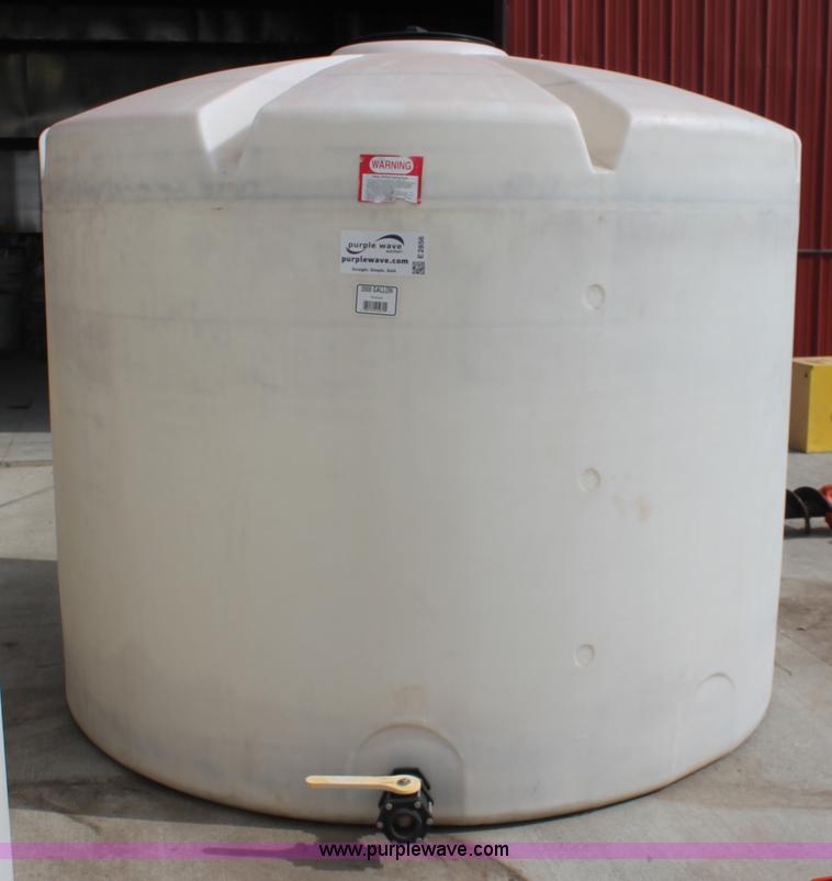 image for item E2856 2,000 gallon vertical poly tank