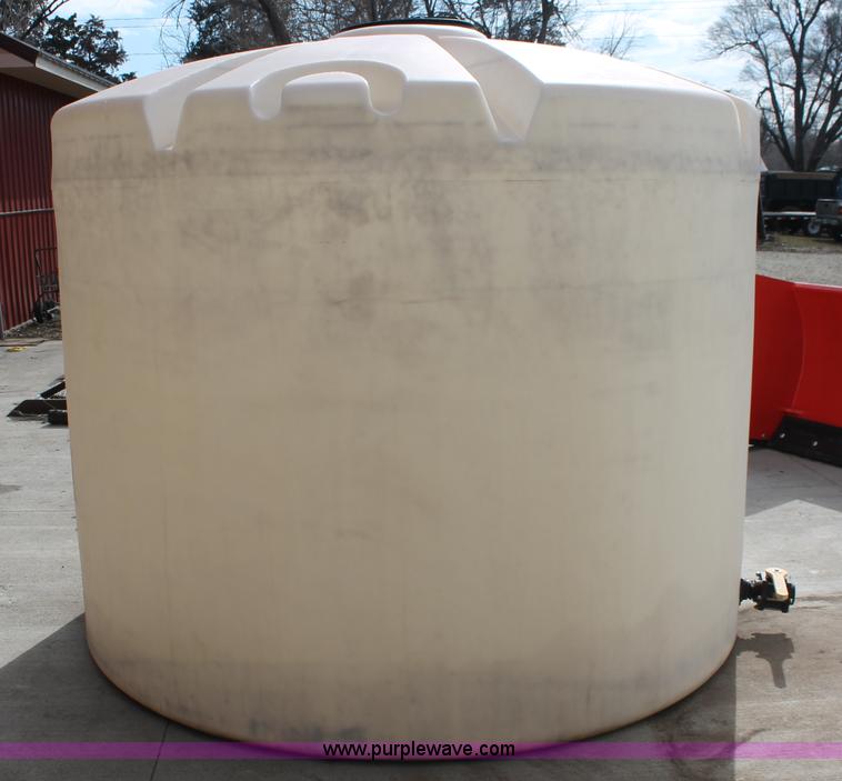 image for item E2856 2,000 gallon vertical poly tank