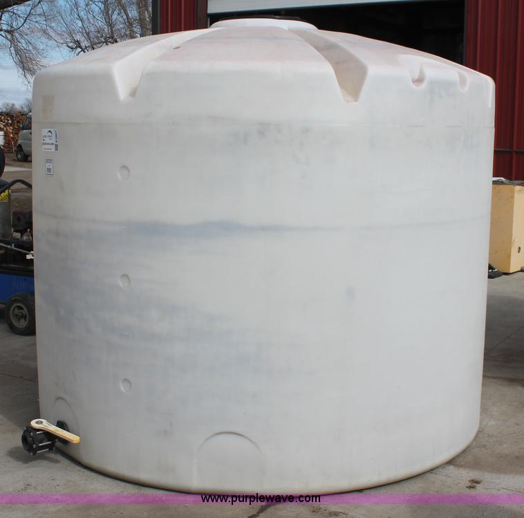 image for item E2857 2,000 gallon vertical poly tank