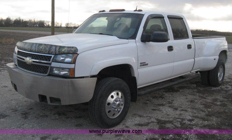 image for item E3104 2005 Chevrolet Silverado 3500 LT Crew Cab pickup truck