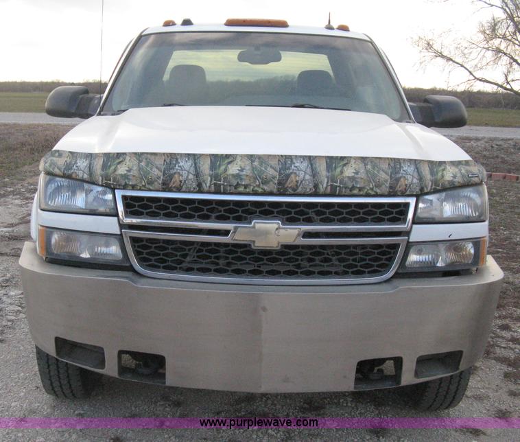 image for item E3104 2005 Chevrolet Silverado 3500 LT Crew Cab pickup truck