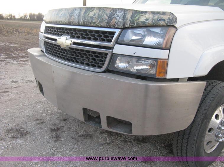 image for item E3104 2005 Chevrolet Silverado 3500 LT Crew Cab pickup truck