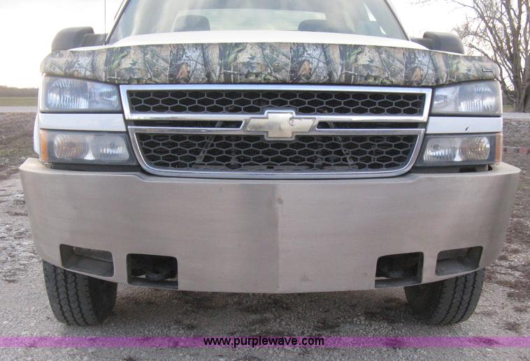 image for item E3104 2005 Chevrolet Silverado 3500 LT Crew Cab pickup truck