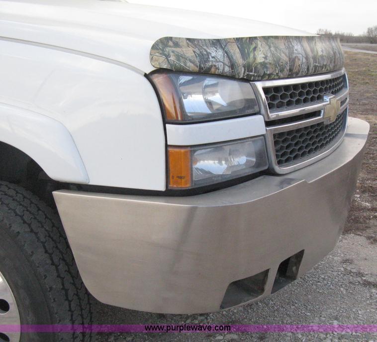 image for item E3104 2005 Chevrolet Silverado 3500 LT Crew Cab pickup truck