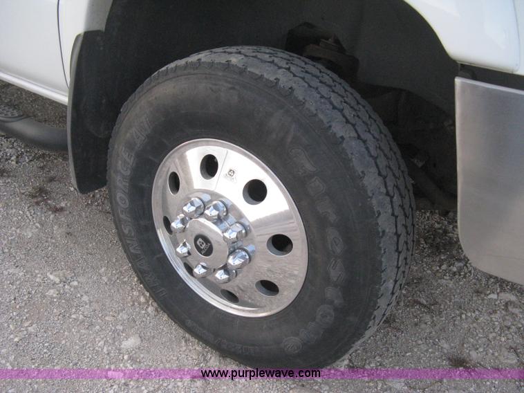 image for item E3104 2005 Chevrolet Silverado 3500 LT Crew Cab pickup truck