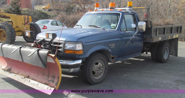 image for item E3645 1995 Ford F350 XL flatbed truck