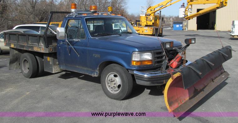 image for item E3645 1995 Ford F350 XL flatbed truck