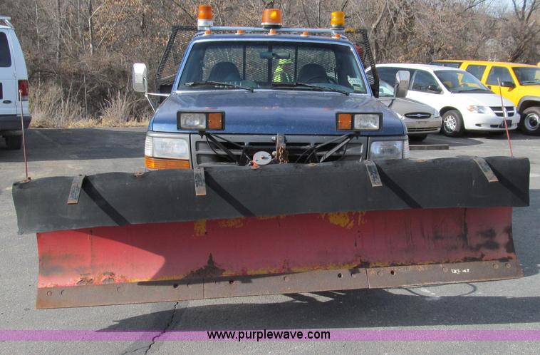 image for item E3645 1995 Ford F350 XL flatbed truck