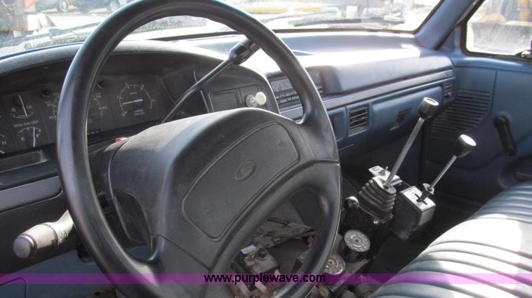 image for item E3645 1995 Ford F350 XL flatbed truck