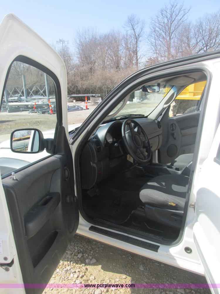 image for item E7121 2002 Jeep Liberty Sport