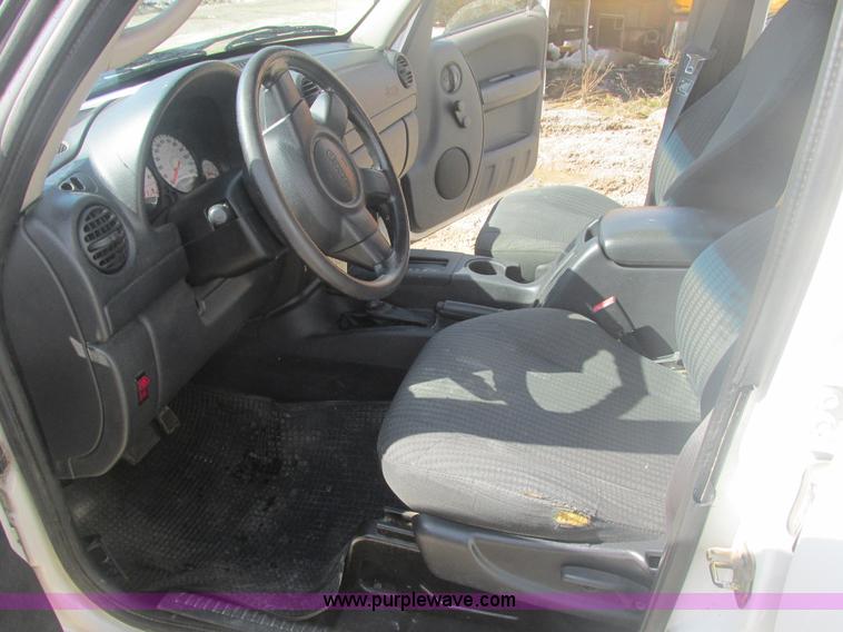 image for item E7121 2002 Jeep Liberty Sport