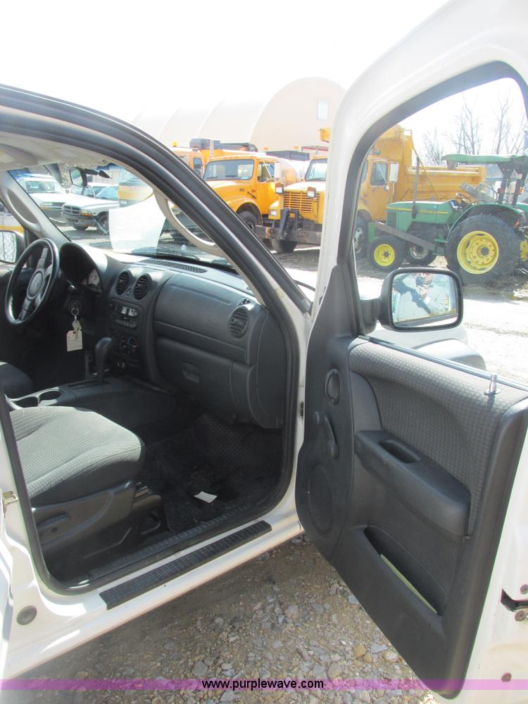 image for item E7121 2002 Jeep Liberty Sport