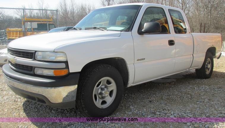 image for item E7122 2002 Chevrolet Silverado 1500 LS pickup truck