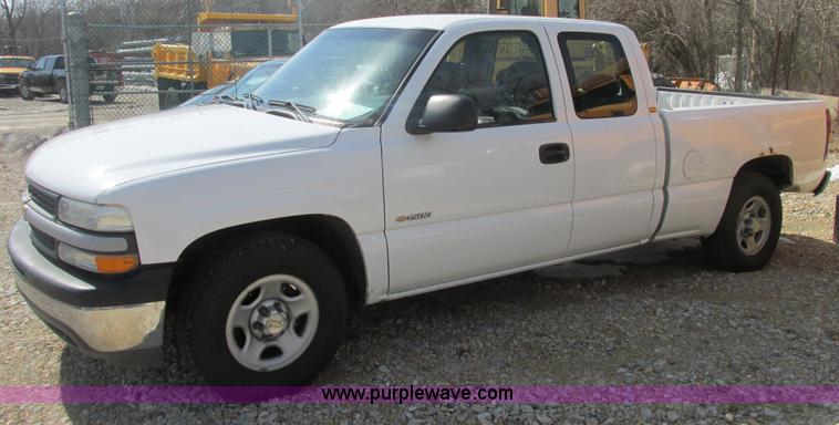 image for item E7122 2002 Chevrolet Silverado 1500 LS pickup truck