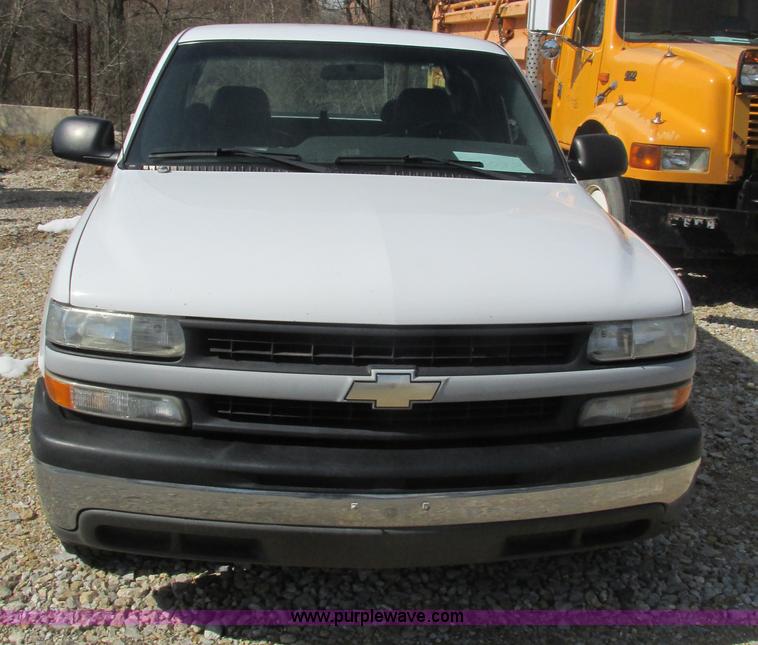image for item E7122 2002 Chevrolet Silverado 1500 LS pickup truck