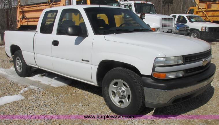 image for item E7122 2002 Chevrolet Silverado 1500 LS pickup truck