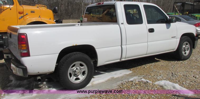 image for item E7122 2002 Chevrolet Silverado 1500 LS pickup truck