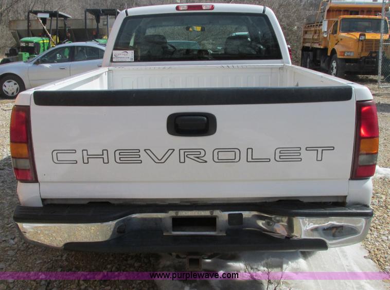image for item E7122 2002 Chevrolet Silverado 1500 LS pickup truck
