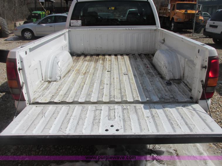 image for item E7122 2002 Chevrolet Silverado 1500 LS pickup truck