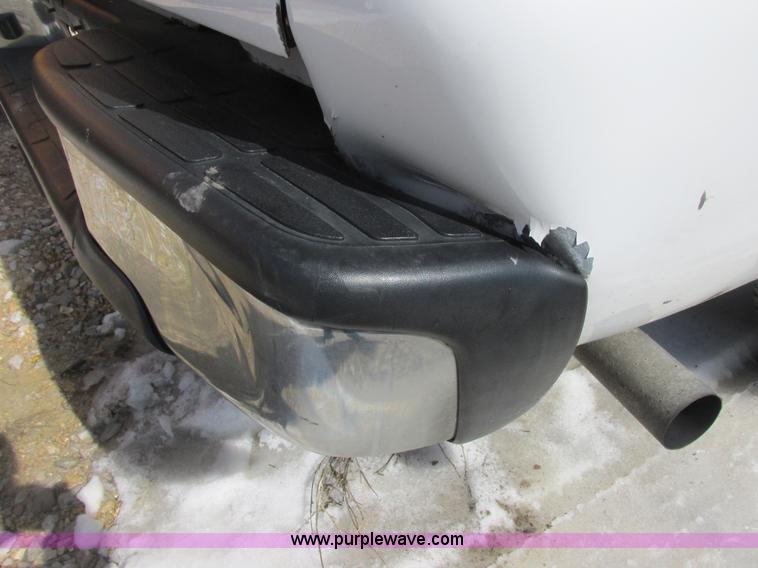 image for item E7122 2002 Chevrolet Silverado 1500 LS pickup truck