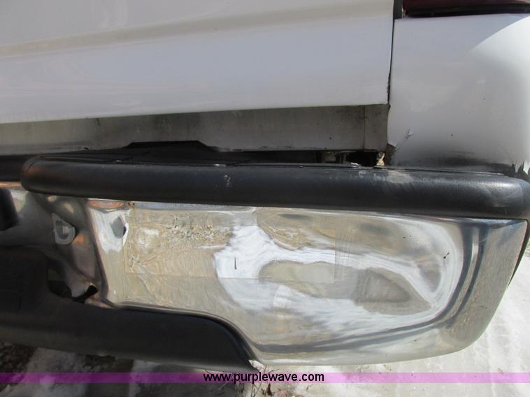 image for item E7122 2002 Chevrolet Silverado 1500 LS pickup truck