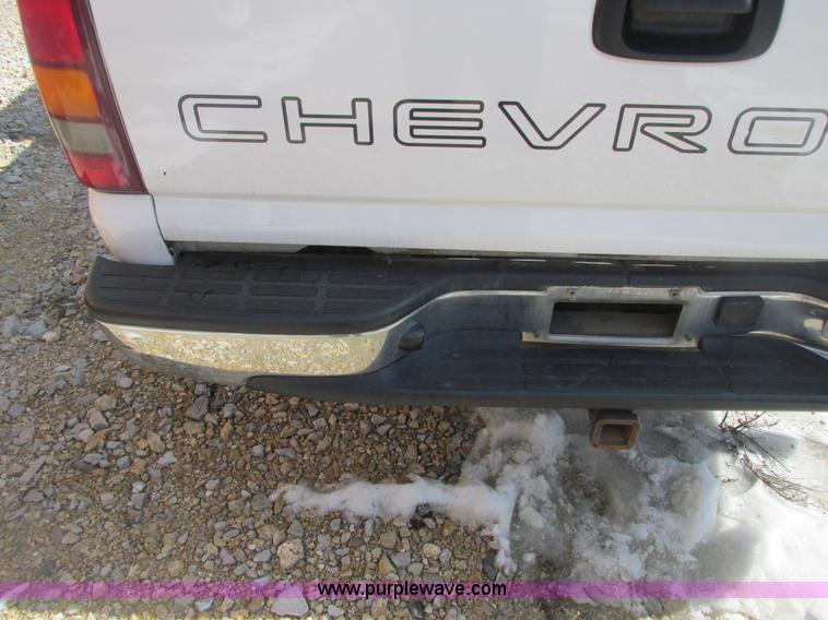 image for item E7122 2002 Chevrolet Silverado 1500 LS pickup truck