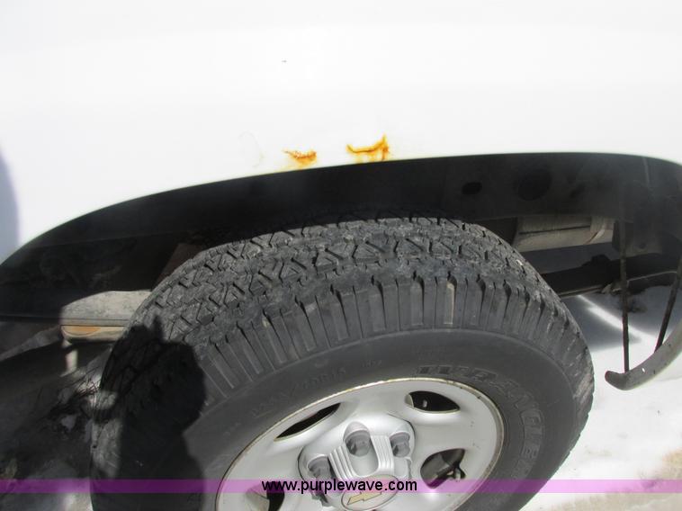 image for item E7122 2002 Chevrolet Silverado 1500 LS pickup truck