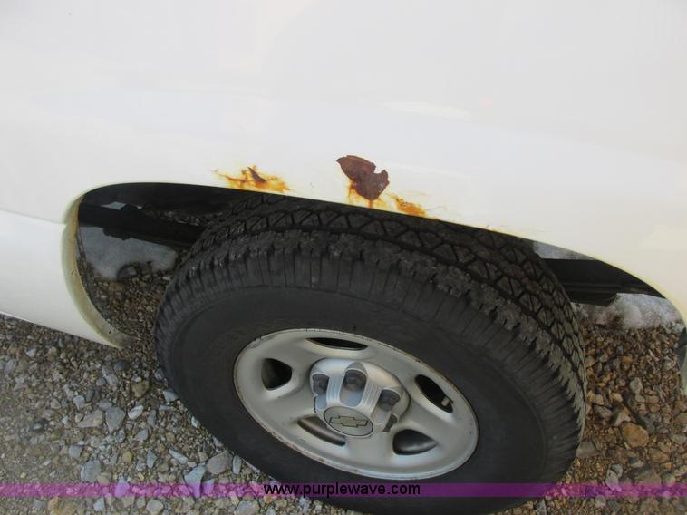 image for item E7122 2002 Chevrolet Silverado 1500 LS pickup truck