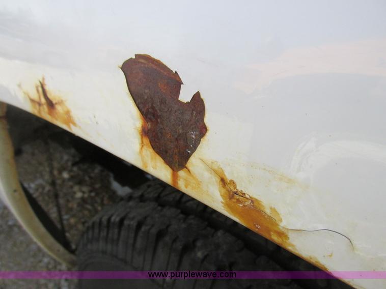 image for item E7122 2002 Chevrolet Silverado 1500 LS pickup truck